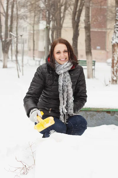 Joyeux Jeune Fille Pelle Loin Neige Dans Rue Hiver Pendant — Photo