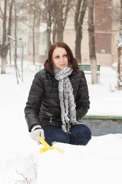 Fille Heureuse Pelle Loin Neige Dans Rue Hiver Pendant Blizzard — Photo