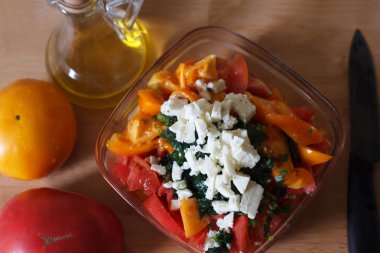 Mutfak malzemeler lezzetli yaz peynirli salata için kesmek