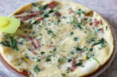 Yeşiller ve sosis breakfas için lezzetli muhteşem omlet