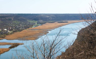 Kırsal bölgelerde tepeler ve köy arasında akan nehir