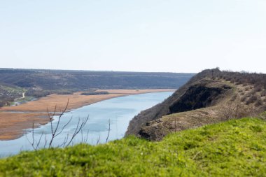 Kırsal bölgelerde tepeler ve köy arasında akan nehir