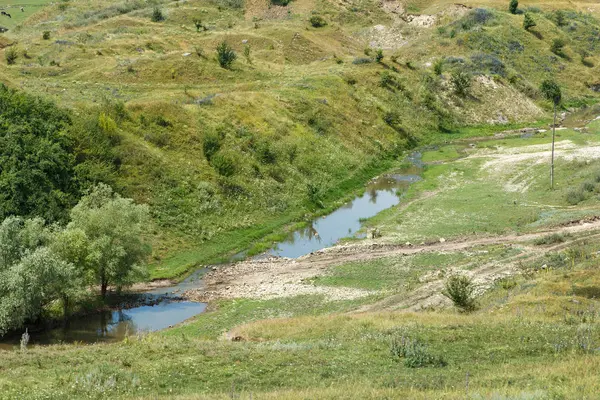 Linda paisagem de verão, rio em terreno verde montanhoso — Fotografia de Stock