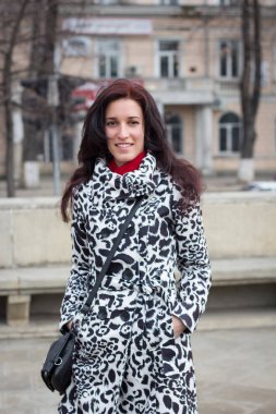 Neşeli kız poz veriyor ve sokakta yürüyor