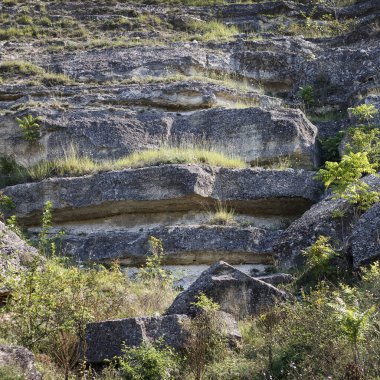 Büyük kayalar ve yeşil çimlerle kaplı güzel Rocky arazisi. Engebeli taş oluşumları ve bitki örtüsüyle doğal manzara