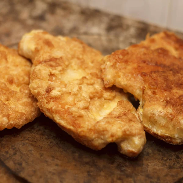 Tabağa istiflenmiş altın kızarmış tavuk pirzolası. Kıtır kıtır bir doku ve iştah açıcı bir görünüş. Gıda ile ilgili temalar ve mutfak sunumları için ideal