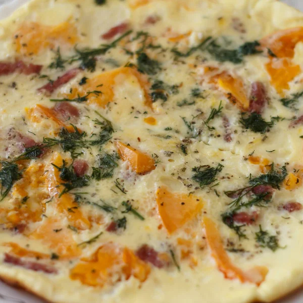 Portakal domatesli, dolmalık biberli, otlu ve jambonlu lezzetli bir omlet. Tabak kahvaltıda beyaz tabakta servis edilir.