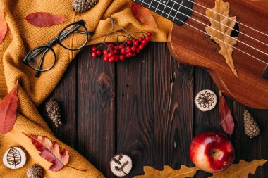 Şık düz görünüm sonbahar yaprak lay ve eşarp Kupası ahşap zemin üzerine dokulu. Sonbahar ya da kış kavramı. Metin için yer