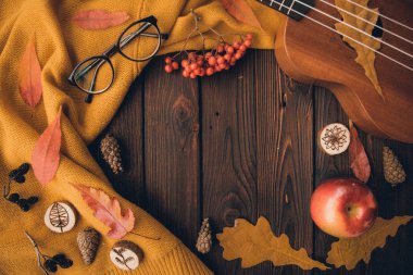 Şık düz görünüm sonbahar yaprak lay ve eşarp Kupası ahşap zemin üzerine dokulu. Sonbahar ya da kış kavramı. Metin için yer