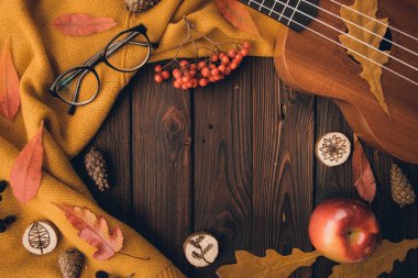 Şık düz görünüm sonbahar yaprak lay ve eşarp Kupası ahşap zemin üzerine dokulu. Sonbahar ya da kış kavramı. Metin için yer