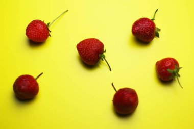 Sarı zemin üzerine lezzetli çilek