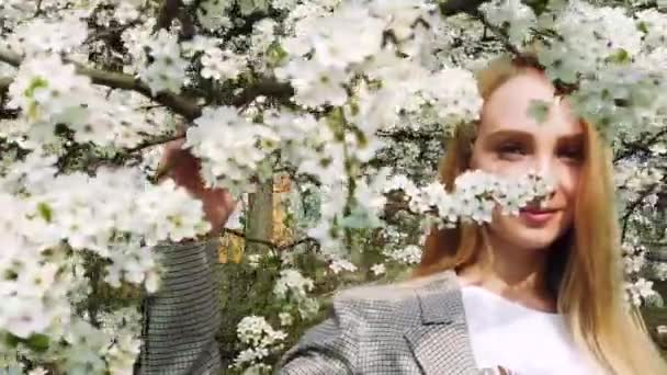 Красота Молодая Женщина Наслаждается Природой Весной Счастливая Красивая Девушка Саду — стоковое видео