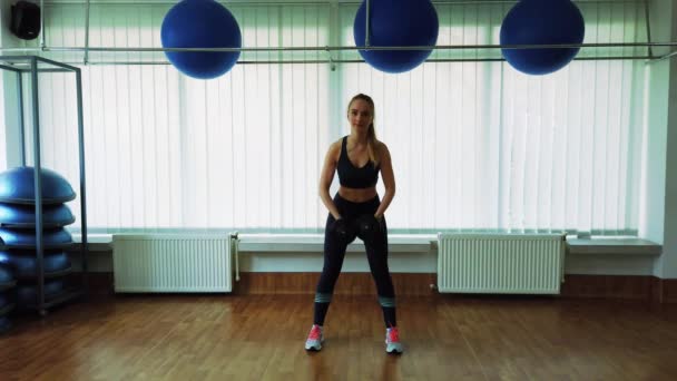 Schwenkschuss Selbstbewusst Begeisterte Junge Mädchen Die Modernen Fitnessstudios Mit Der — Stockvideo