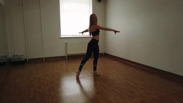 Елегантна Приваблива Жіноча Танцівниця Імпровізує Танці Сучасного Стилю Під Час — стокове відео