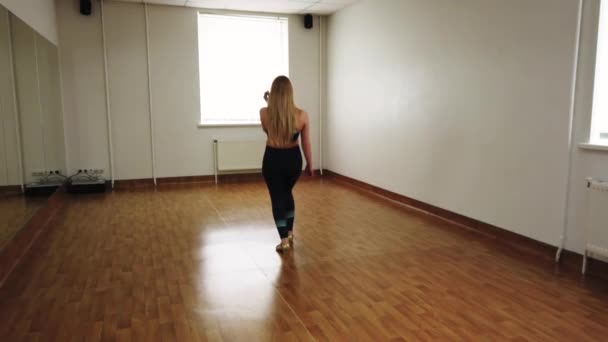 エレガントな魅力的な女性ダンサーのダンス スタジオでリハーサル中ダンス現代的なスタイルの即興 滑らかな優美なダンスを実行する陽気な創造的な女性は屋内のトレーニング クラスの中に移動します — ストック動画