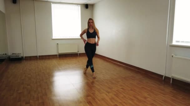 Elegante Attraktive Tänzerin Improvisiert Zeitgenössischen Tanz Während Sie Tanzstudio Probt — Stockvideo
