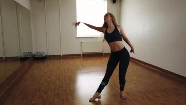 Elegante Bailarina Atractiva Improvisando Danza Estilo Contemporáneo Mientras Ensayaba Estudio — Vídeo de stock