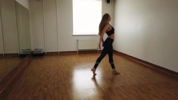 エレガントな魅力的な女性ダンサーのダンス スタジオでリハーサル中ダンス現代的なスタイルの即興 滑らかな優美なダンスを実行する陽気な創造的な女性は屋内のトレーニング クラスの中に移動します — ストック動画