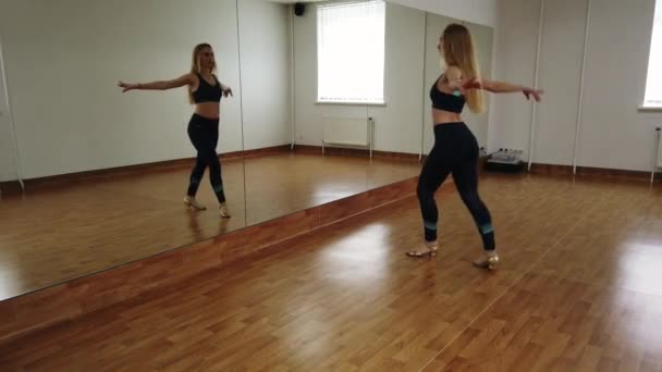 Elegante Attraktive Tänzerin Improvisiert Zeitgenössischen Tanz Während Sie Tanzstudio Probt — Stockvideo