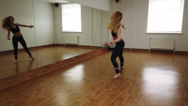Elegante Bailarina Atractiva Improvisando Danza Estilo Contemporáneo Mientras Ensayaba Estudio — Vídeo de stock