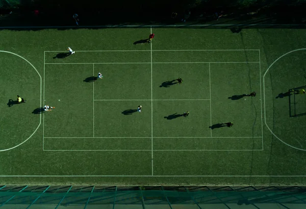 Vista dall'alto del parco giochi di calcio durante la partita — Foto Stock