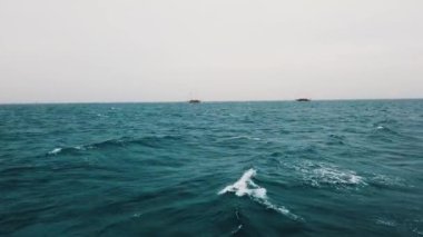 Açık denizde yat yelken. Yelkenli tekne. Yatçılık videosu. Yelken videosu. Rüzgarlı günde Yatçılık. Yat. Yelkenli. Kızıldeniz, Mısır, Afrika
