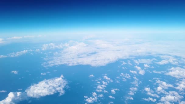 Repülés Felhők Kilátás Földre Felhők Kanyargós Hegyi Úton Erdei Dombok — Stock videók