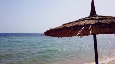 Deniz ve gökyüzü, sinematik karşı ahşap kırışlar. Çok romantik. Tatil hakkında hatırlatın