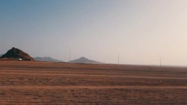 Mısır çölünde sinematik sinema Dağı. Mısır çölünde desertmountain 'da araba sürmek. Çölde sürüş