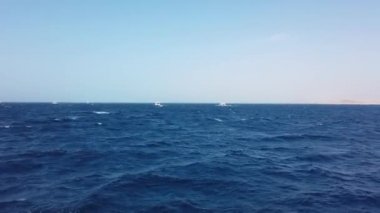 Açık denizde yat yelken. Yelkenli tekne. Yatçılık videosu. Yelken videosu. Rüzgarlı günde Yatçılık. Yat. Yelkenli. Kızıldeniz, Mısır, Afrika