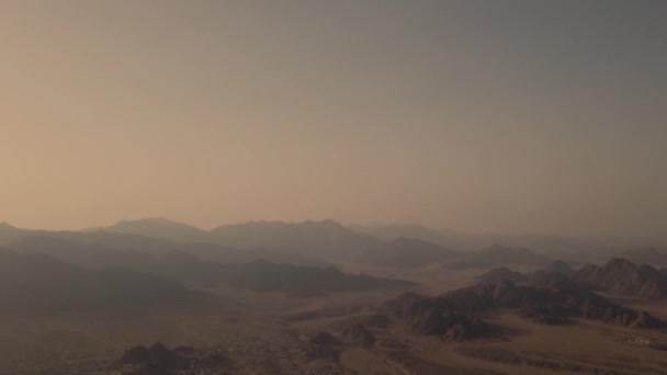 Volando Rápido Sobre Desierto Hacia Una Montaña Distancia Cerca Pequeños — Vídeos de Stock