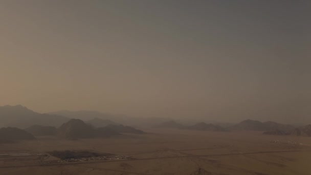 Fliegen Schnell Über Die Wüste Richtung Eines Berges Der Ferne — Stockvideo