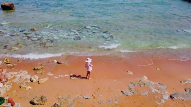 Счастливая Маленькая Девочка Наслаждается Летним Отпуском Пляже — стоковое видео