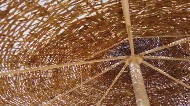 hangars en bois contre la mer et le ciel, cinématographique. Très romantique. Rappelez-vous vacances 