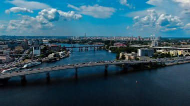 Yaya Park köprüsü ve Dnipro nehri havadan görünümü
