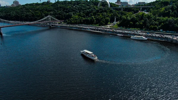 Вид на пішохідний парк міст і річку Дніпро — стокове фото