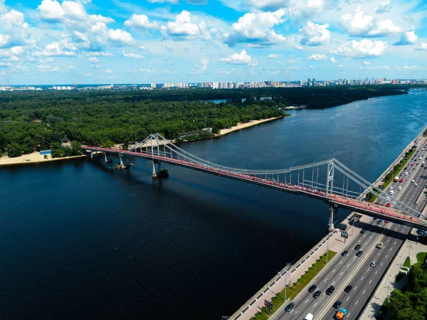 Luchtfoto van voetgangers Park brug en Dnipro rivier — Stockfoto