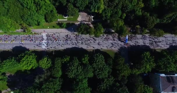 Luftaufnahme Von Marathonläufern Auf Asphaltstraße — Stockvideo