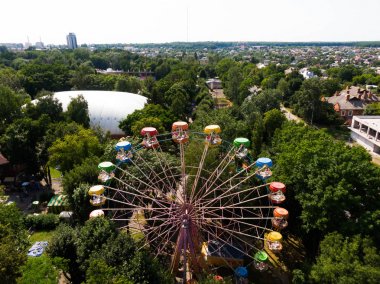 Renkli bir dönme dolap. Yukarıdan görüntüle