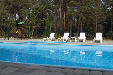 Bir forest yakınındaki boş yüzme havuzunun görünümünü