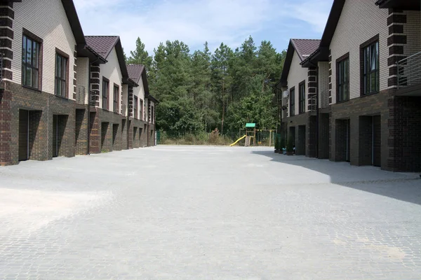 Çam ormanının yakınında yeni bir kasaba evi.