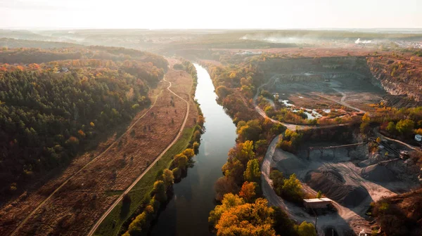 Kameralı insansız hava aracı, kariyer ve ormandan geçen güzel bir nehir. C