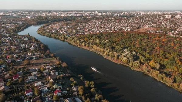 Drone met een camera, prachtige rivier door huizen en bos — Stockfoto