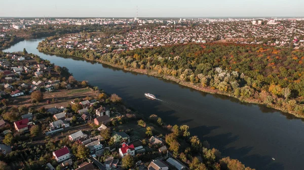 Drone con una cámara, hermoso río a través de casas y bosques —  Fotos de Stock