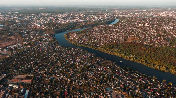 Drone Met Een Camera Prachtige Rivier Door Huizen Bos Bovenaanzicht — Stockfoto