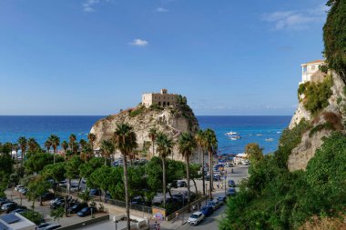 Tropea 'da bir kilise, Calabria, İtalya' da bir sahil kasabası..