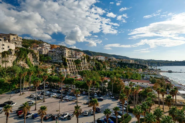 İtalya, Calabria 'da bir sahil kasabası olan Tropea manzarası.