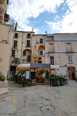 Tropea, İtalya, 25 Ağustos 2025. Eski bir Calabrian kasabasında tipik bir cadde.