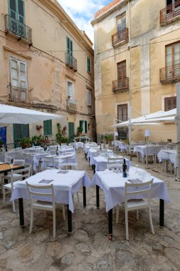 Tropea, İtalya, 25 Ağustos 2025. Eski bir Calabrian kasabasında tipik bir cadde.