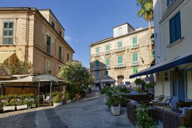 Tropea, İtalya, 25 Ağustos 2025. Eski bir Calabrian kasabasında tipik bir cadde.